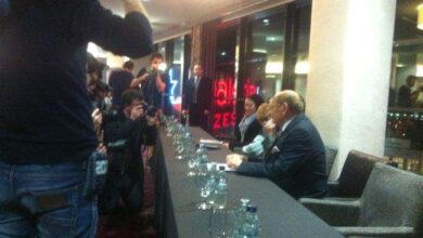 Wygląd oficjalnego spotkania biznesowego w hotelu, z uczestnikami dyskusji i sesji zdjęciowej, profesjonalnie zorganizowane wydarzenie dla klientów i partnerów optima.