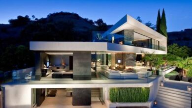 Nowoczesny luksusowy dom jednorodzinny z panoramicznym widokiem na góry, minimalistyczny styl, przestronne wnętrza, tarasy i ogrody, idealne miejsce do zamieszkania w otoczeniu natury.