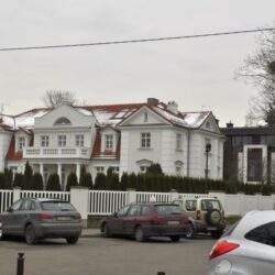 Jednakowa, elegancka rezydencja w spokojnej okolicy z parkingiem, idealna dla rodzin, blisko centrum miasta, luksusowe wnętrza i piękny ogród, oferta dla osób ceniących komfort i bezpieczeństwo.