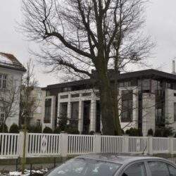 Nowe luksusowe biurowce w Warszawie, nowoczesna architektura, elegancka otoczka, idealne miejsce dla firm.