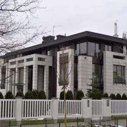 Nowe luksusowe domy jednorodzinne w otoczeniu zieleni, nowoczesna architektura, funkcjonalne przestrzenie, energooszczędne rozwiązania, idealne do zamieszkania dla rodzin szukających komfortu i bezpieczeństwa.