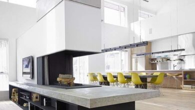 Nowy, nowoczesny salon z minimalistycznym designem, otwarte wnętrze, dużą przestrzenią i jasnym naturalnym oświetleniem z dużych okien.