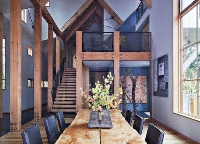 Nowoczesny jadalnia w drewnianym stylu z dużymi oknami, eleganckim stołem i monochromatycznymi krzesłami, idealne do aranżacji wnętrz optymalnych.