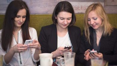 Smartfon kobiet w trakcie rozmowy biznesowej, spotkanie, networking, nowoczesne technologie, profesjonalizm.