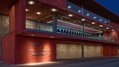 Nowy budynek administracyjny, nowoczesna architektura, elegancka elewacja, idealne miejsce do pracy i spotkań biznesowych, projekt o wysokim standardzie i funkcjonalności.