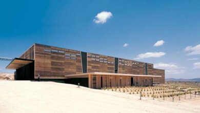 Nowa nowoczesna siedziba firmy na pustynnym tle, minimalistyczna architektura, drewniane elementy, ekologiczne rozwiązania, design idealny dla optymalnych rozwiązań biznesowych, PaniDyrektor.pl.