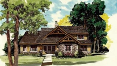 Przytulny dom w stylu rustykalnym z drewna i kamienia, otoczony zielenią i dużymi drzewami, idealny do spokojnego życia na wsi.