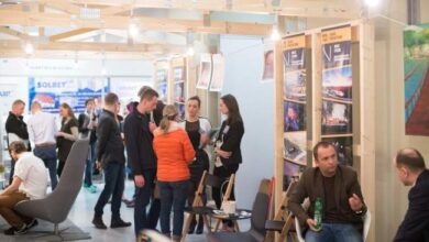 Eksperci branżowi rozmawiają na targach, prezentując najnowsze rozwiązania i produkty, tworząc możliwości współpracy i networkingu w branży optima.