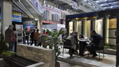 Nowe rozwiązania na rynku nieruchomości prezentowane na targach within nowoczesnego centrum wystawowego. Architekci i deweloperzy prezentują innowacyjne projekty domów i mieszkań, zapewniające optymalne rozwiązania dla klientów.