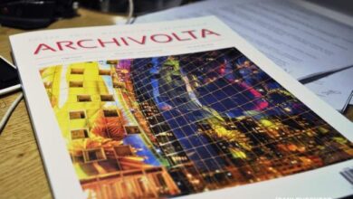 Architektura, nowoczesny wieżowiec z szklanymi elewacjami i oświetleniem miasta nocą, z widokiem na dynamiczny i kreatywny krajobraz architektoniczny, ilustracja projektów architektonicznych.