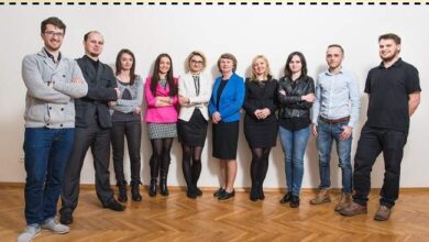 Nowe zespołowe zdjęcie zespołu menedżerów i pracowników firmy PaniDyrektor.pl. Profesjonalna grupa ludzi w różnym wieku, prezentująca pewność siebie i zaangażowanie w środowisku biurowym.