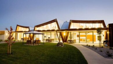 Nowoczesny budynek edukacyjny z przestronnym ogrodem, idealny do szkoleń i konferencji | PaniDyrektor.pl.