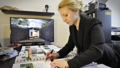 Projekt biura i planowania przestrzennego - architektka przy pracy, przygotowująca dokumenty, koncepcje i wizualizacje dla optymalnych rozwiązań architektonicznych i urbanistycznych.