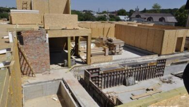 Dom w budowie z widokiem na fundamenty i konstrukcję ścian, prace remontowe i budowlane, planowanie i budowa nowych obiektów, nowoczesne technologie budowlane, PaniDyrektor.pl, architektura i budownictwo.