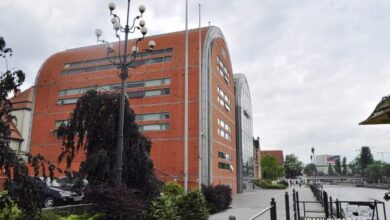 Nowa siedziba Pani Dyrektor - budynek biurowy z nowoczesną architekturą, idealny do obsługi optymalnych rozwiązań dla firm i instytucji.