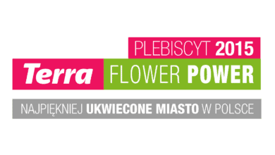 Prawidłowe logo Plebiscytu Terra Flower Power 2015 na tle zielonego tła, promujące najpiękniejszą ukwieconą przestrzeń w Polsce, związane z projektami i inspiracjami ogrodniczymi.