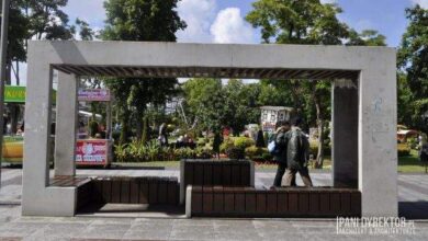 Nowa nowoczesna wiata przystankowa z miejscem na siedzenie na zewnątrz w parku, minimalistyczny design, funkcjonalne rozwiązanie, cicha architektura miejskiego otoczenia, idealna dla zrównoważonego rozwoju miast.