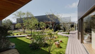 Nowe osiedle mieszkaniowe z eleganckim ogrodem i nowoczesną architekturą, przestrzeń rekreacyjna, patio z zielenią, komfortowe miejsce do odpoczynku, inspirowane życiem w harmonii z naturą.