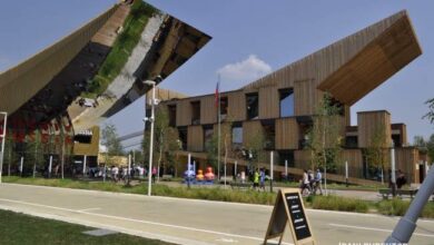 Nowoczesny budynek o nietypowej architekturze z drewnianymi elementami, część oddziałująca na otoczenie i przyciągająca wzrok. Idealna lokalizacja do prowadzenia działalności architektonicznej i kreatywnej.