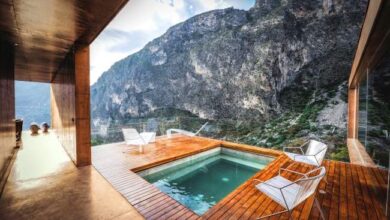 Relaksujący widok na prywatny basen na tarasie z panoramicznym widokiem na góry, idealny na wypoczynek w otoczeniu natury, luksusowa atmosfera i komfort.