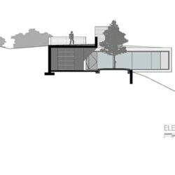 Nowoczesny projekt domu na zboczu z panoramicznym oknem i tarasem, prezentacje konstrukcji i elewacji, architektura wnętrz, innowacyjne rozwiązania budowlane, optymalizacja przestrzeni, PaniDyrektor.pl, inspiracje architektoniczne.