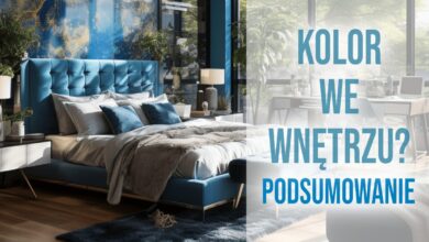 Nowoczesny pokój z wyrazistym niebieskim zagłówkiem łóżka, stylowe dekoracje i kreatywne miejsce pracy blisko okna, eksponujące trendy w aranżacji wnętrz i dobór kolorów do wnętrza.