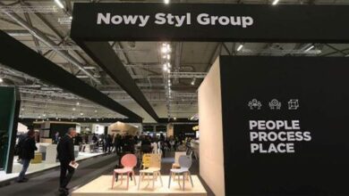 Nowy styl Group na targach branżowych z hasłem People Process Place, prezentujący innowacyjne rozwiązania dla firm, nowoczesne stanowiska i strefy relaksu, zoptymalizowane pod kątem efektywności i komfortu pracy.
