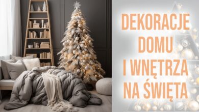 Przytulny pokój z udekorowaną świąteczną choinką, nowoczesne wnętrza, ozdoby bożonarodzeniowe, aranżacja wnętrz na święta, dekoracje na Boże Narodzenie, inspiracje świąteczne, świąteczny klimat.