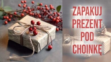 Elegancko zapakowane prezenty świąteczne z naturalnymi dekoracjami, idealne na podarunek od Pani Dyrektor, wpisujące się w atmosferę Bożego Narodzenia i obdarowywania bliskich.