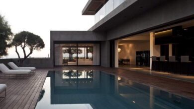 Nowoczesny dom z basenem, elegancka architektura i luksusowe wnętrza, idealne dla miłośników designu i komfortu, inspiracja dla projektów domów jednorodzinnych.