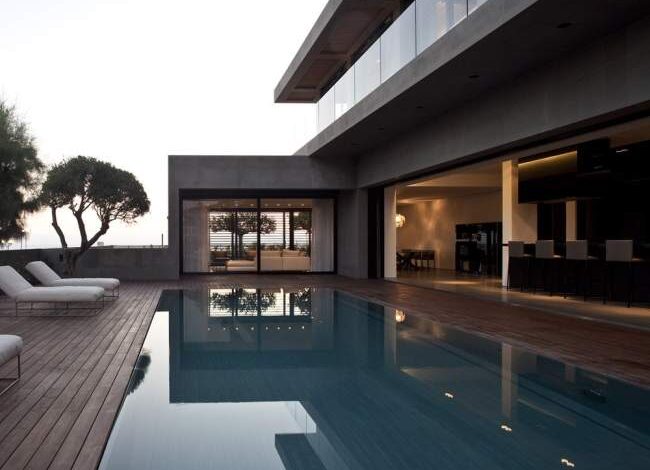 Nowoczesny dom z basenem, elegancka architektura i luksusowe wnętrza, idealne dla miłośników designu i komfortu, inspiracja dla projektów domów jednorodzinnych.
