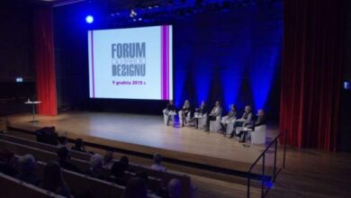 Eksperckie wydarzenie Forum Design 2015 z panelami dyskusyjnymi i prelegentami na dużym scenie w auli konferencyjnej, uczestnicy podczas sesji panelowej.