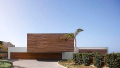 Nowa nowoczesna architektura budynku z eleganckim drewnianym wykończeniem, idealna dla optima i funkcjonalnych przestrzeni mieszkaniowych.