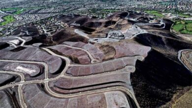 Kilka zwartego węgla i kamieni na terenie kopalni węgla, widok z lotu ptaka, krajobraz przemysłowej kopalni, wydobycie węgla, przemysł górniczy, Polska, optymalizacja SEO.