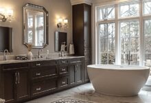 Elegancka łazienka z wolno stojącą wanną, przestronnymi wiszącymi lustrami i luksusowym oświetleniem, idealna dla miłośników nowoczesnego designu i komfortu.