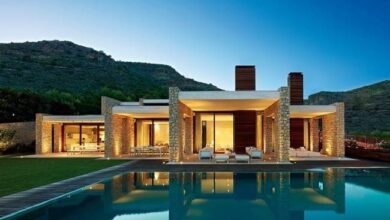 Nowoczesny dom jednorodzinny z basenem na tle gór, luksusowa architektura, energooszczędne rozwiązania dla domu prefabrykowanego, elegancki projekt domu w stylu minimalistycznym, komfortowa willa na przedmieściach.