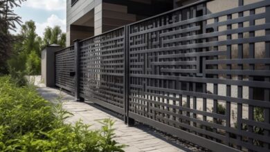 Nowoczesny ogrodzenie z geometicznym wzorem, chroniące prywatność i estetykę domu, wykonane z trwałych materiałów, idealne do ogrodów i posesji.