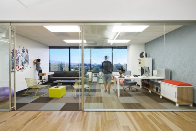 nowoczesna przestrzeń biurowa biura wielkich korporacji nowoczesne biuro inspiracje design nowoczesnego biura 14