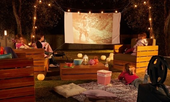 zewnętrzne domowe kino letnie w ogrodzie kino z tyłu domu kino koło domu inspiracje pomysły oudoor cinema outdoor movie theatre 204