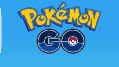Pokémon go logo na niebieskim tle, popularna gra mobilna, rozpoznawalne symbole pokémonów i logo gry, atrakcyjna gra AR dla fanów pokémonów i gier mobilnych.