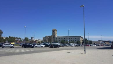 Nowy port lotniczy na tle nieba, parking i wieża na tle białych budynków, wizerunek miejsca w Gran Canarii, Hiszpania, z naciskiem na podróże i transport lotniczy, idealny dla wizytujących wyspę.