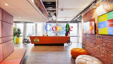 Google logo w nowoczesnym biurze z recepcją, przestrzeń coworkingowa, miejsce do pracy i relaksu, inspirujące środowisko pracy, biuro z elementami nowoczesnego designu i komfortowym wyposażeniem.