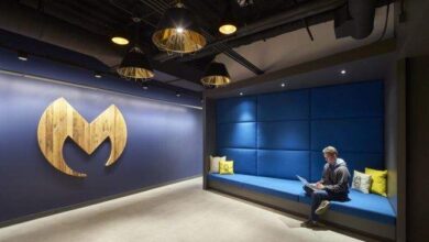 Logo firmy na ścianie, nowoczesne wnętrze biura optymalizacja i przedsiębiorczość.