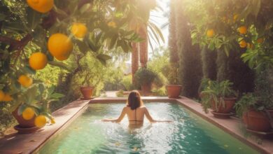 Relaks, kąpiel, prywatny basen, zieleń, wellness, odpoczynek, egzotyczny ogród, słoneczny dzień, cisza, przyroda, luksus, relaksacja, pływanie, zieleń, komfort, relaksujące otoczenie.