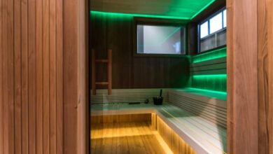 Relaksacyjna sauna z nowoczesnym oświetleniem LED i ciepłym drewnianym wykończeniem w priv sauna room.