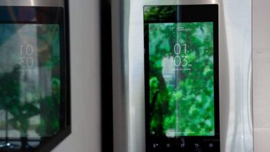 Smartfón ekran na lodówce Samsung, nowoczesne rozwiązania smart home, technologia w kuchni, inteligentne urządzenia AGD, innowacje w wyposażeniu domu, optymalne rozwiązania dla domu.