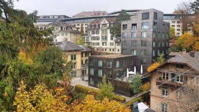 Nowy modernistyczny kompleks mieszkaniowy w sercu miasta, idealne miejsce do zamieszkania i inwestycji, z atrakcyjnymi apartamentami i przestrzeniami rekreacyjnymi.