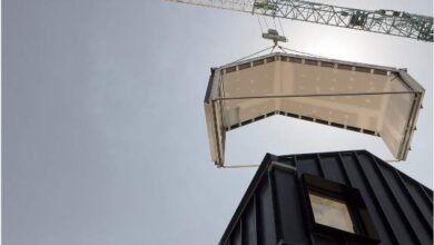 Nowoczesny plac budowy z podnośnikiem i częścią konstrukcji budynku w tle – optymalizacja dla branży inżynieryjnej i budowlanej.