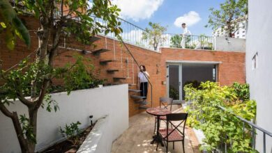 Nowoczesny taras na dachu z zielonym ogrodem i meblami, idealne miejsce do relaksu i spotkań, otoczone drzewami i roślinami, w centrum miasta w Polsce.