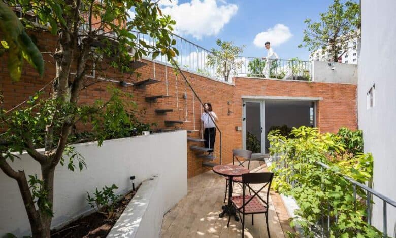 Nowoczesny taras na dachu z zielonym ogrodem i meblami, idealne miejsce do relaksu i spotkań, otoczone drzewami i roślinami, w centrum miasta w Polsce.